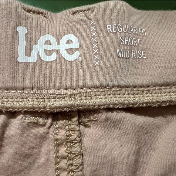 Lee Women's Tan Cargo Mid rise Shorts/size 14 - Picture 4 of 8